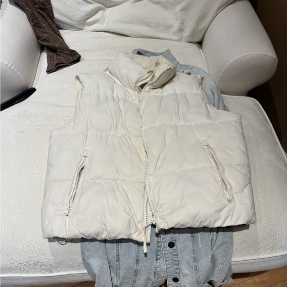 Old Navy Cropped Puffer Vest - Picture 3 of 3